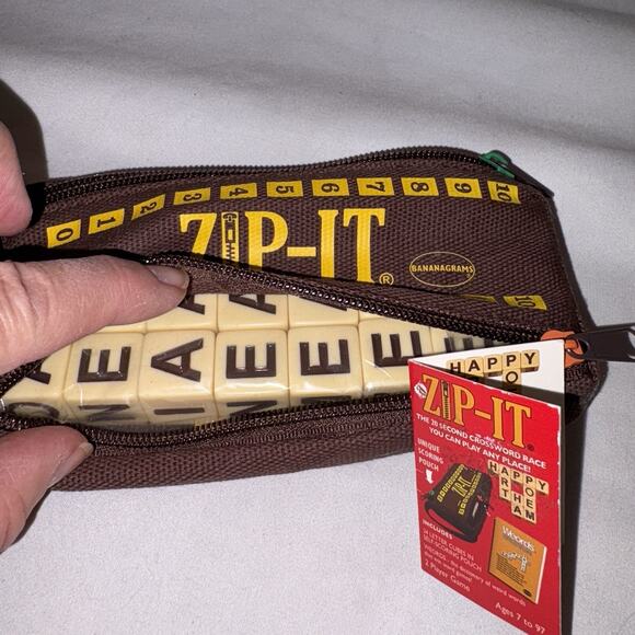 ZIP-IT by Bananagrams 20 Second Crossword Race Letters Tiles 2 Player Game NEW - Picture 2 of 3
